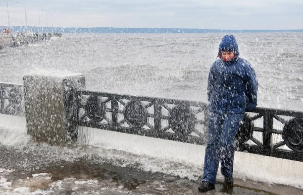 Meisje in ijzige spatten van storm golven — Stockfoto
