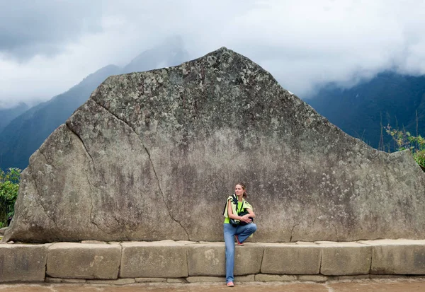 Jeune fille et mur d'Inca — Photo