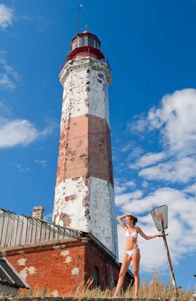 古い灯台タワーでビキニを着ている女の子 — ストック写真