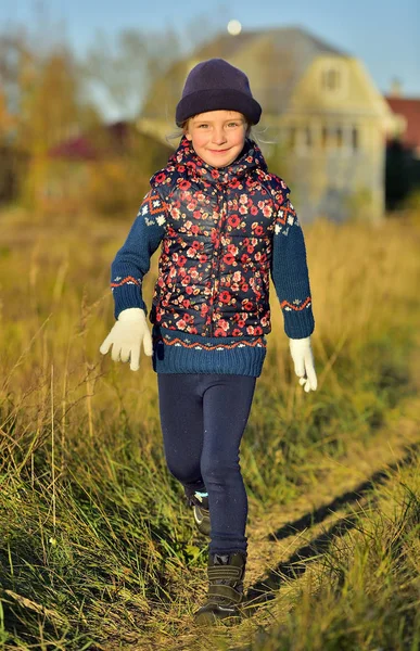 Fille courir dans la lumière du soleil sur prairie — Photo