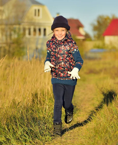 Fille courir dans la lumière du soleil sur prairie — Photo