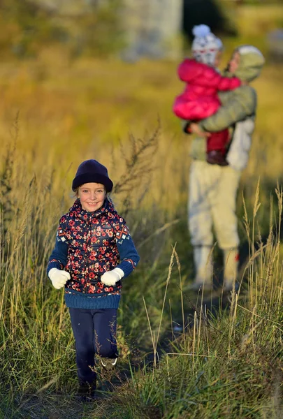 Fille courir dans la lumière du soleil sur prairie — Photo