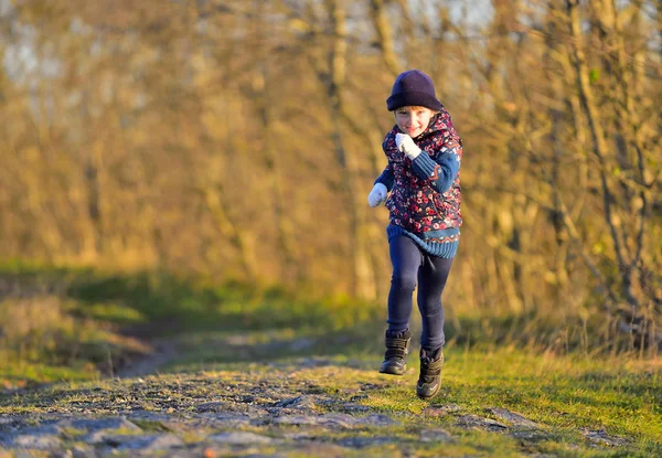 Ragazza che corre alla luce del sole sul prato — Foto Stock