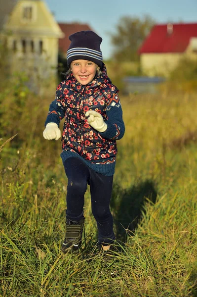 Ler lykkelig liten jente – stockfoto