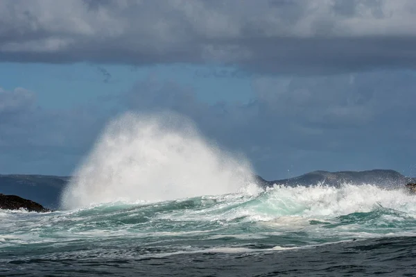 Nuvole cielo, onde con spruzzi — Foto Stock