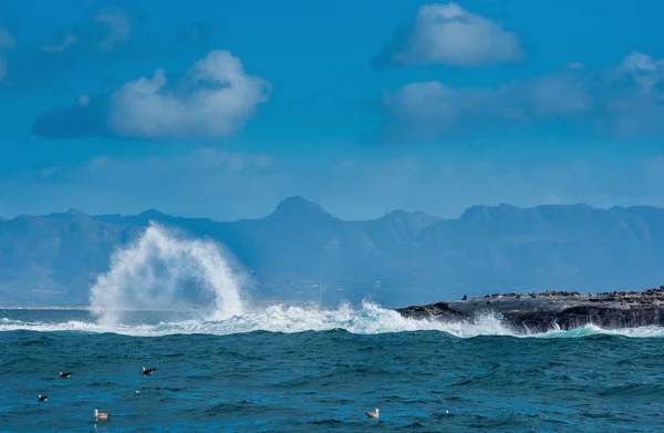 Ciel nuageux, vagues avec éclaboussures — Photo