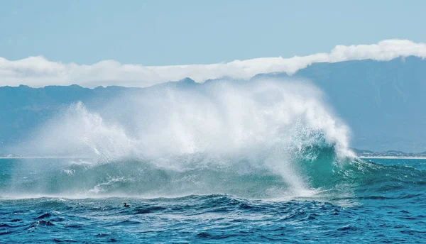 Nuvole cielo, onde con spruzzi — Foto Stock