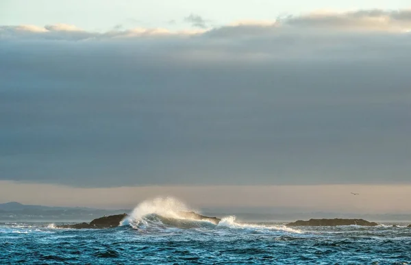 Nuvens céu, ondas com salpicos — Fotografia de Stock