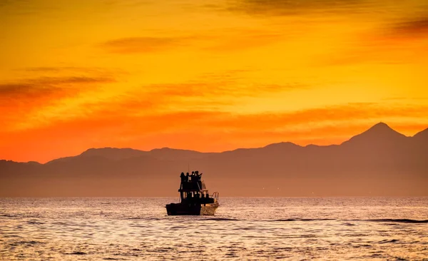 Silhouette del motoscafo nell'oceano — Foto Stock