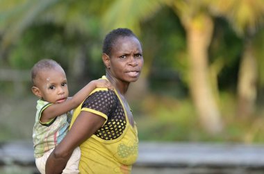 erkek bebek tutan tanımlanamayan Papua kadın 