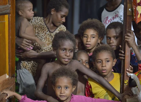 Grupo de pequeños niños papuanos al aire libre — Foto de Stock