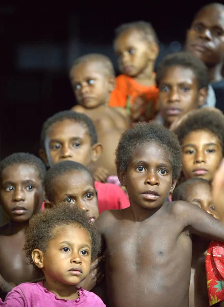 Groep van Papoea kindertjes buitenshuis — Stockfoto