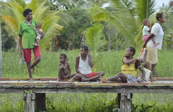 Grupo de pessoas de asmat em aldeia — Fotografia de Stock