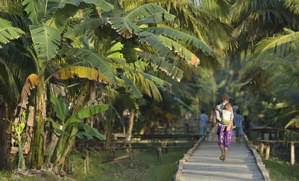 Belirsiz Papua kadın holding bebek — Stok fotoğraf