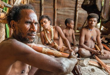 Ağaç evde sigara Korowai kadınlar