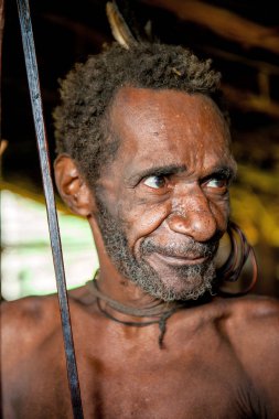 Korowai kabilesinden Papua yaşlı adam 