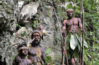 Yafi Papua kabilesi geleneksel giysiler içinde