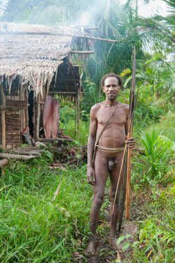 Korowai insan avcısı ok ve yay ile