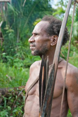 Korowai insan avcısı ok ve yay ile