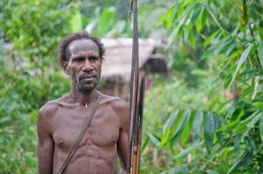 Korowai insan avcısı ok ve yay ile