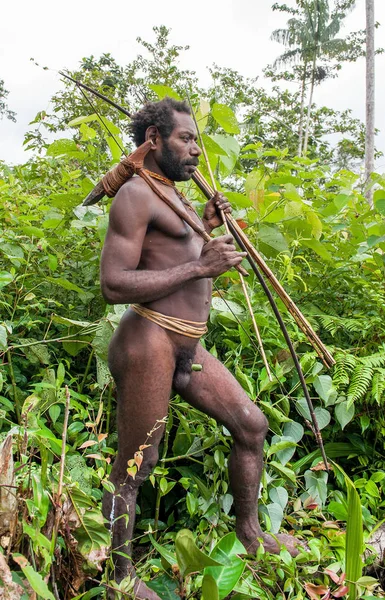 Papoea van een stam Korowai — Stockfoto