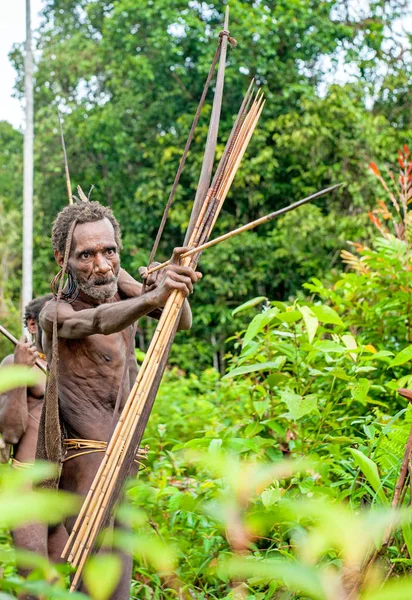 Papuan shooting arrows from a bow — Stock Photo, Image