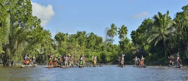 Canoe wojennych ceremonii Asmat ludzi — Zdjęcie stockowe