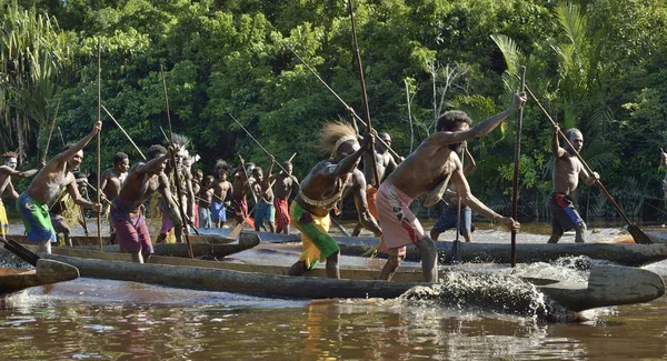 Canoe wojennych ceremonii Asmat ludzi — Zdjęcie stockowe