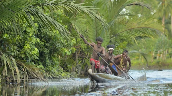 Cérémonie de guerre en canot du peuple Asmat — Photo