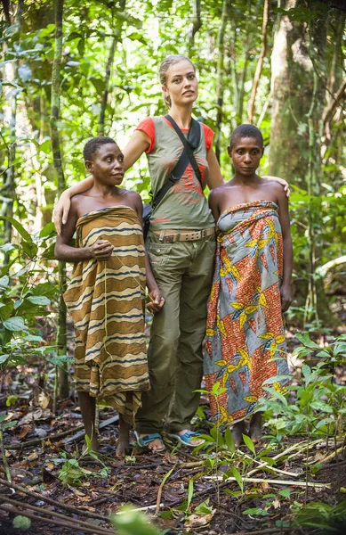 Women from a Baka tribe and white woman — Stock Photo, Image