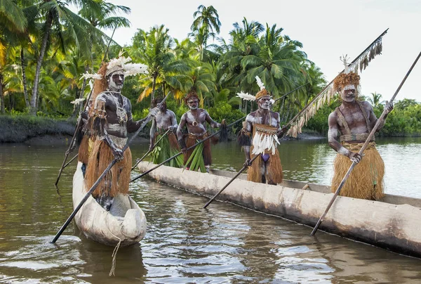 Guerreros de una tribu papuana de Yafi — Foto de Stock