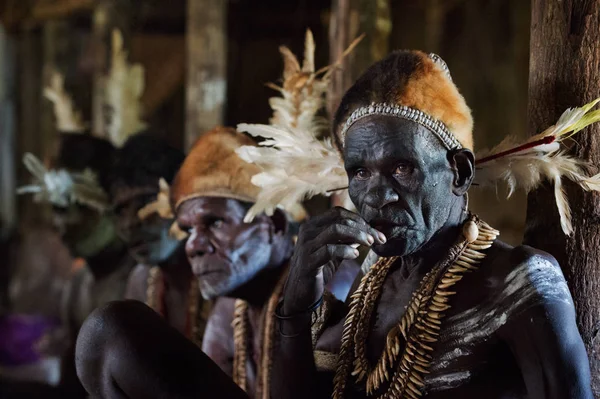 Tribu de Asmat en vestidos tradicionales y pintura — Foto de Stock