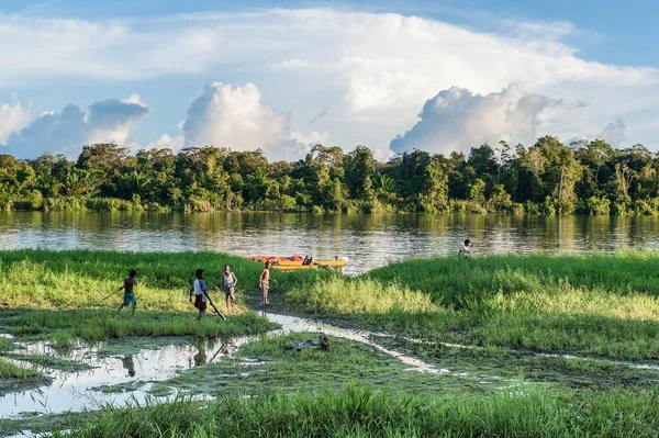 Niños desconocidos juegan en el río — Foto de Stock