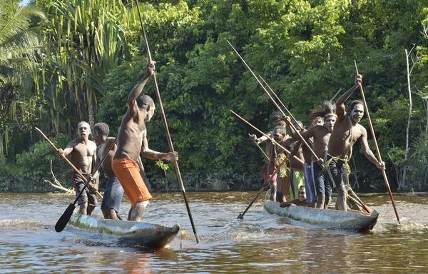 Cerimônia de guerra de canoa do povo Asmat — Fotografia de Stock
