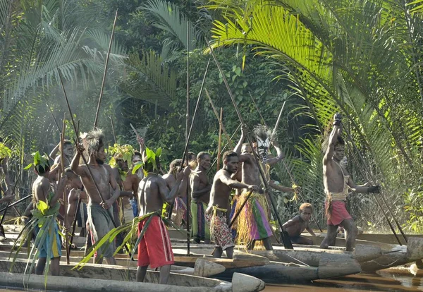 Kanu-Kriegszeremonie der Asmaten — Stockfoto