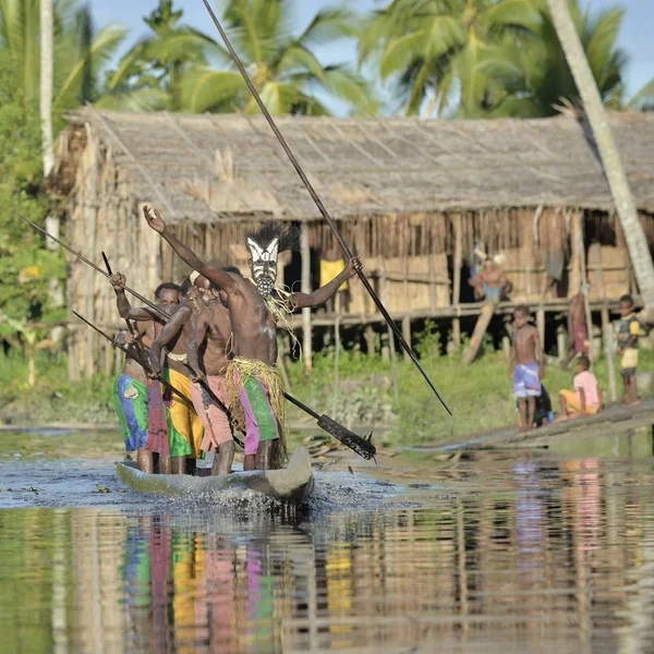 Ceremonia de guerra en canoa del pueblo Asmat — Foto de Stock