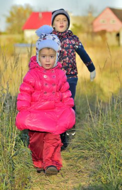 Kız günbatımı güneş ışığında yürümek 
