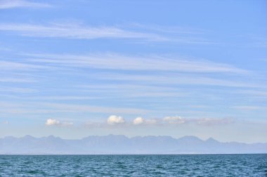 Mavi deniz ve gökyüzündeki bulutlar