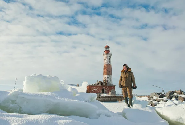 Pescador na ilha do farol no inverno — Fotografia de Stock