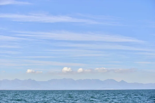 Mare azzurro e nuvole sul cielo — Foto Stock