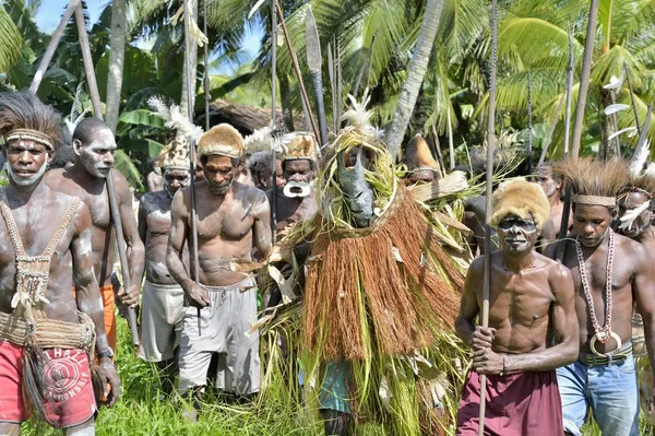 Деревня следует за предками, воплощенными в духовной маске — стоковое фото