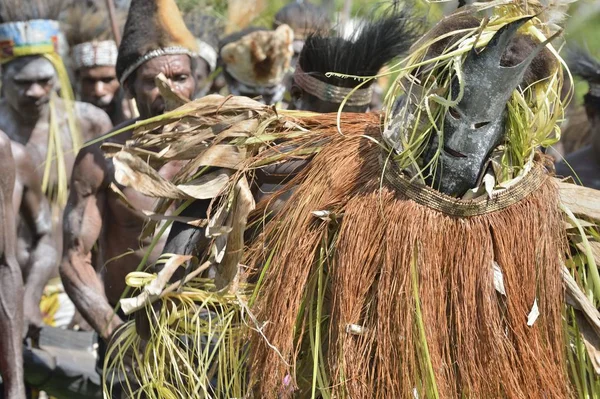 Het dorp volgt de voorouders belichaamd in geest masker — Stockfoto