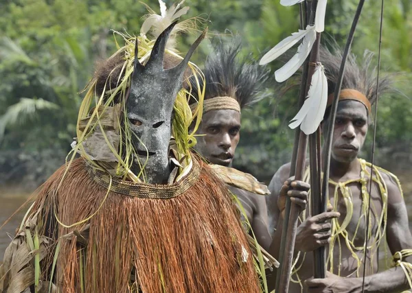 Das Dorf folgt den Vorfahren, verkörpert in Geistermaske — Stockfoto