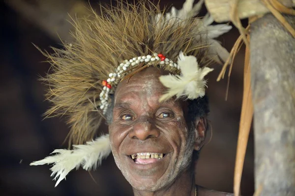 Uomo sorridente della tribù degli Asmat — Foto Stock