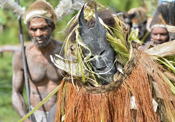 A Aldeia segue os antepassados encarnados em máscara espiritual — Fotografia de Stock