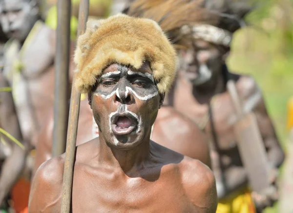 Het dorp volgt de voorouders belichaamd in geest masker — Stockfoto