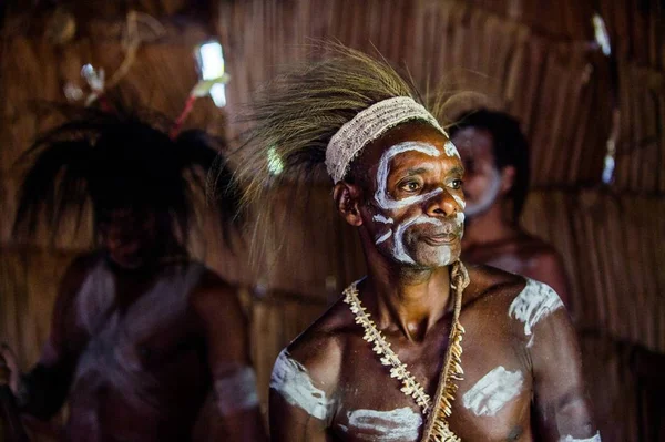 Men from the tribe of Asmat people — Stock Photo, Image