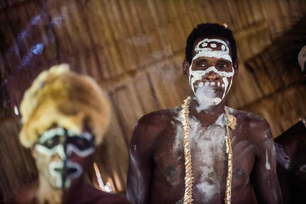 Men from the tribe of Asmat people — Stock Photo, Image