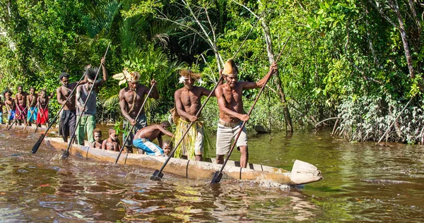 Cérémonie de guerre en canot du peuple Asmat — Photo