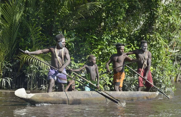 Ceremonia de guerra en canoa del pueblo Asmat — Foto de Stock